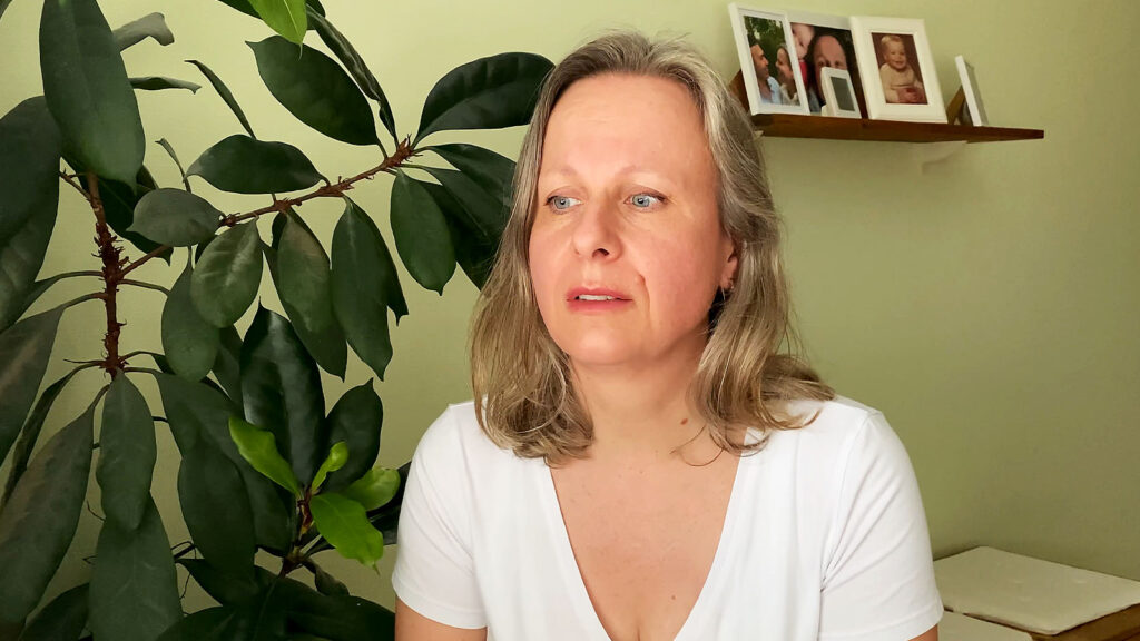 Silke Wildner blickt nachdenklich aus dem Fenster und spricht im Magazin darüber, warum sich viele Frauen beim Online-Dating nicht wohlfühlen.