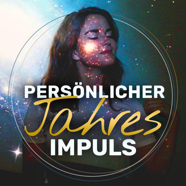 Persönlicher Jahresimpuls – Frau vor kosmischem Sternenhimmel