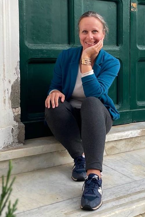 Silke Wildner entspannt sitzend – Begleitung für Beziehungscode und innere Klarheit in Beziehungen