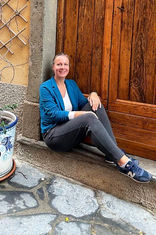 Silke Wildner auf der Über mich Seite – von der Arbeit mit Alleinerziehenden hin zur Unterstützung von Frauen auf dem Weg zu erfüllteren Beziehungen, zu sich selbst, zu anderen und zu ihrer Berufung.